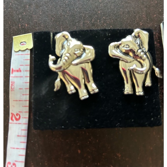 Avon Earrings. Antique. New without use. Gold Tone - Picture 3 of 3